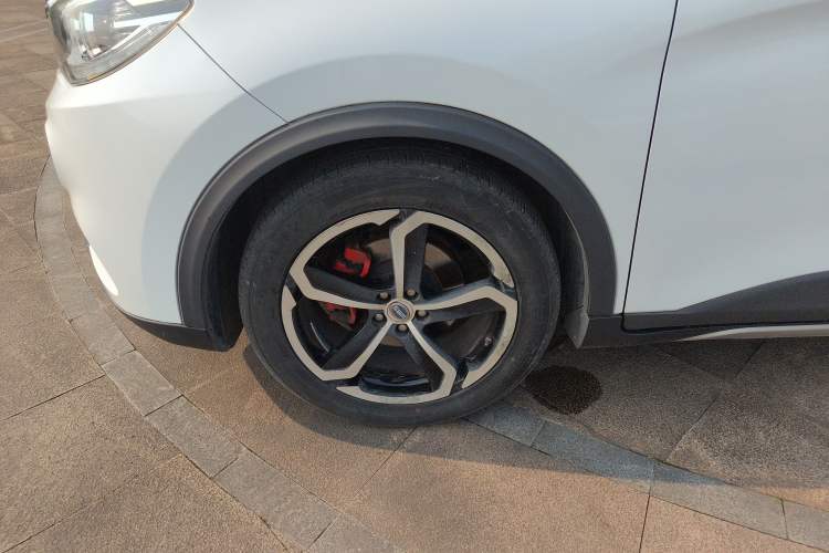 Used SWM X7 2017 1.5T Automatic Smart Enjoyment Version 7 Seats Left Front Wheel Hub