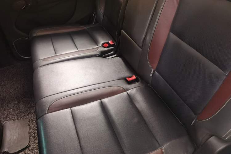 Used SWM X7 2017 1.5T Automatic Smart Enjoyment Version 7 Seats Left Rear Seat