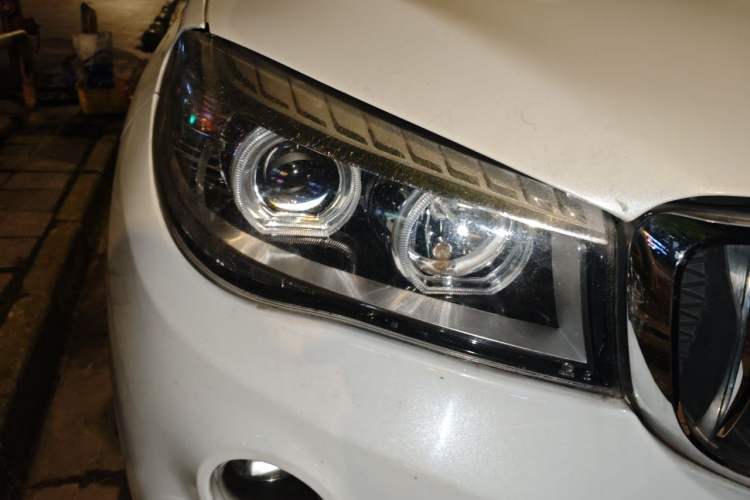 Used SWM X7 2017 1.5T Automatic Smart Enjoyment Version 7 Seats Right Front Headlight