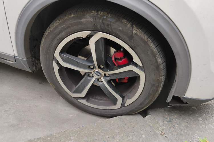 Used SWM X7 2017 1.5T Automatic Smart Enjoyment Version 7 Seats Right Front Wheel Hub