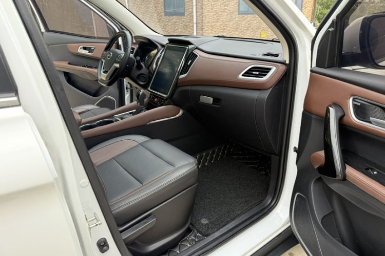 Used SWM X7 2018 1.5T Automatic Smart Enjoyment Version 7 Seats Interior 3