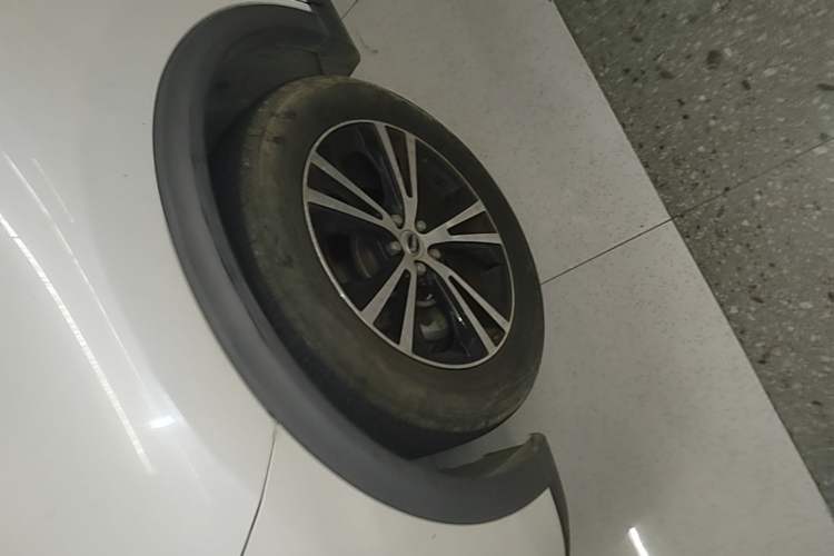 Used SWM X7 2018 1.8L Manual Comfort Version 7 Seats Left Front Wheel Hub