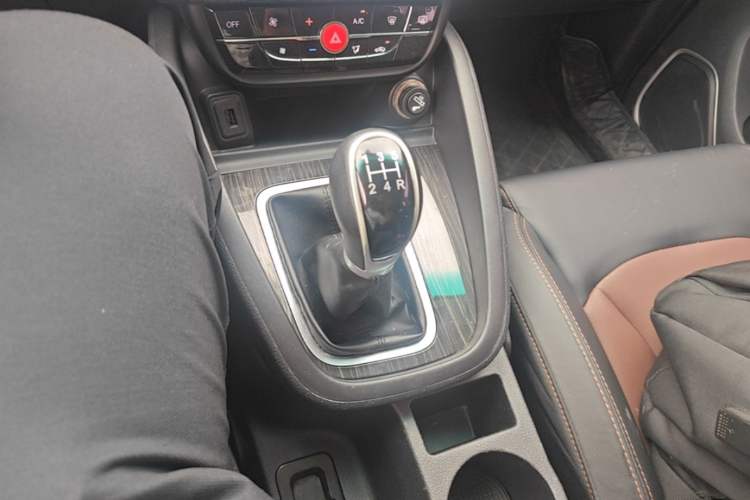 Used SWM X7 2020 2.0L Manual Comfort Version 7 Seats Gear Lever