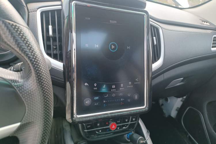 Used SWM X7 2020 2.0L Manual Elite Version 5 Seats Audio And AC Panel