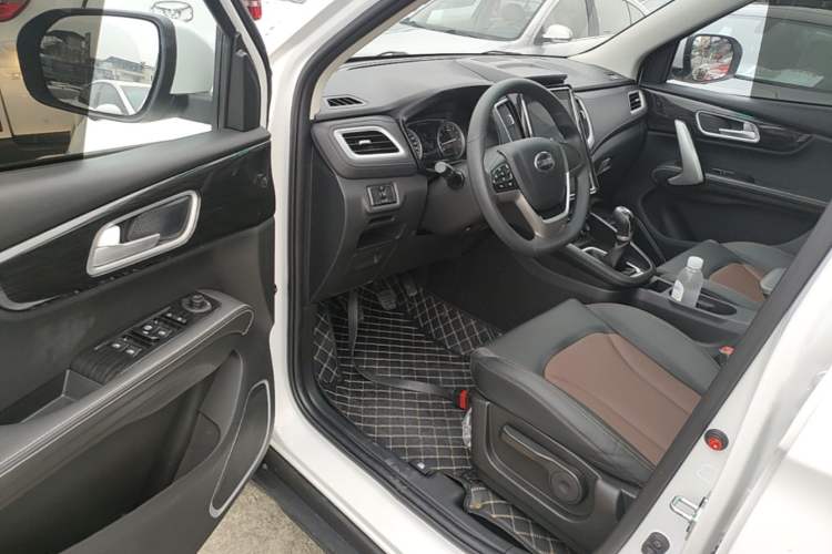 Used SWM X7 2020 2.0L Manual Elite Version 7 Seats Driver Seat