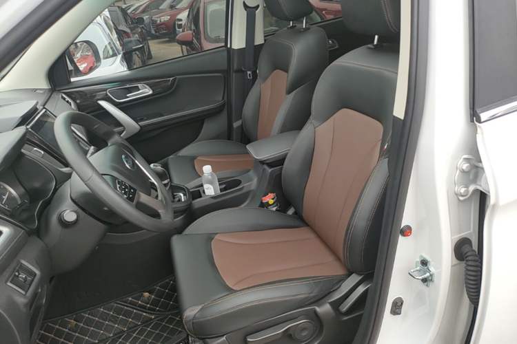Used SWM X7 2020 2.0L Manual Elite Version 7 Seats Left Front Seat