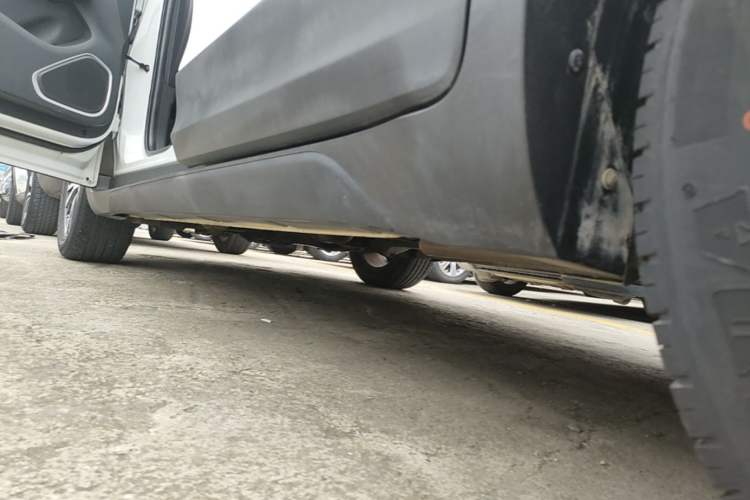 Used SWM X7 2020 2.0L Manual Elite Version 7 Seats Left Side Sill
