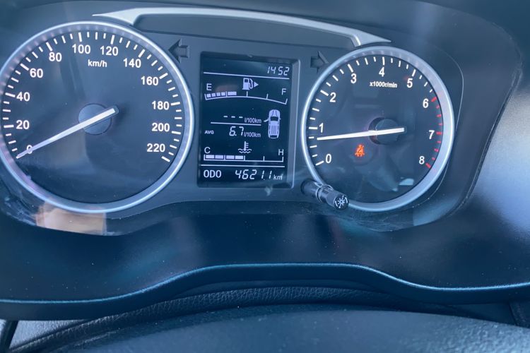 Used SWM X7 2020 2.0L Manual Elite Version 7 Seats Odometer Close Up