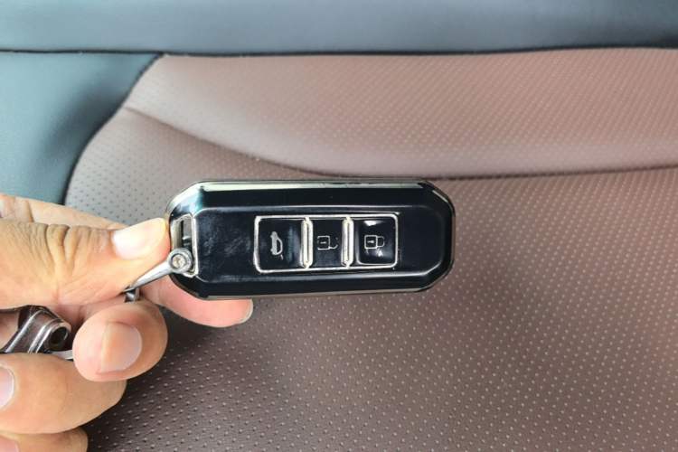 Used SWM X7 2020 2.0L Manual Comfort Version 7 Seats Vehicle Key