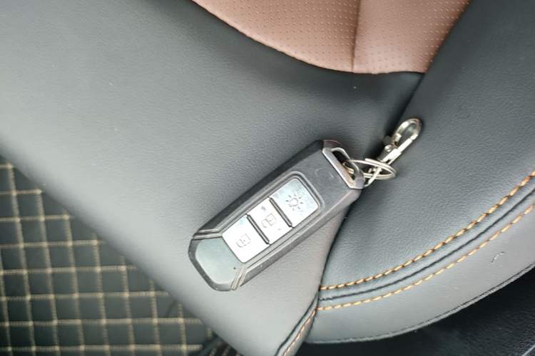 Used SWM X7 2020 2.0L Manual Elite Version 7 Seats Vehicle Key