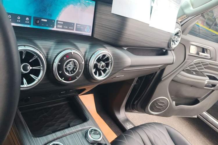 Used Tank 300 2021 Off-Road Edition 2.0T Challenger Audio And AC Panel