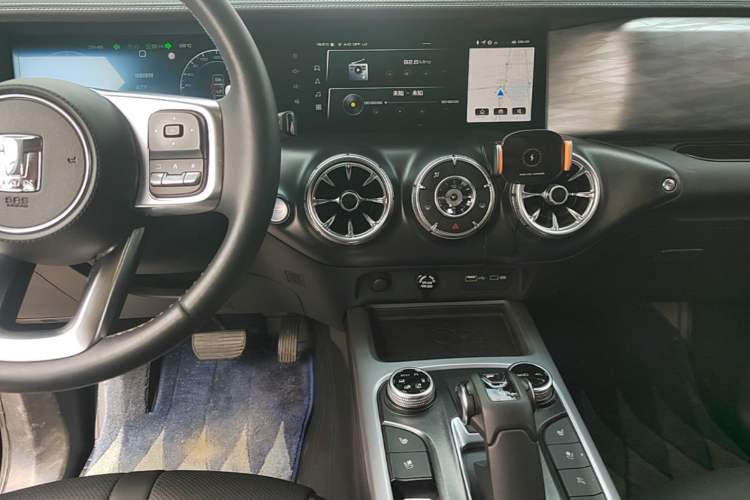 Used Tank 300 2021 City Edition 2.0T—Truly Stylish Audio And AC Panel