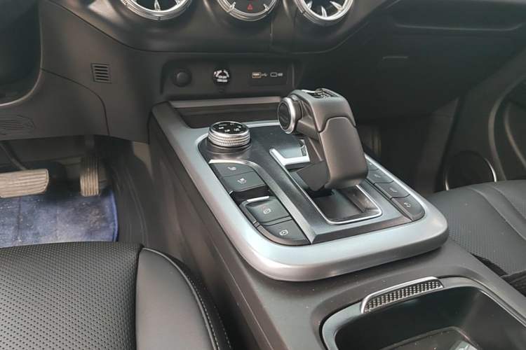 Used Tank 300 2021 City Edition 2.0T—Truly Stylish Gear Lever
