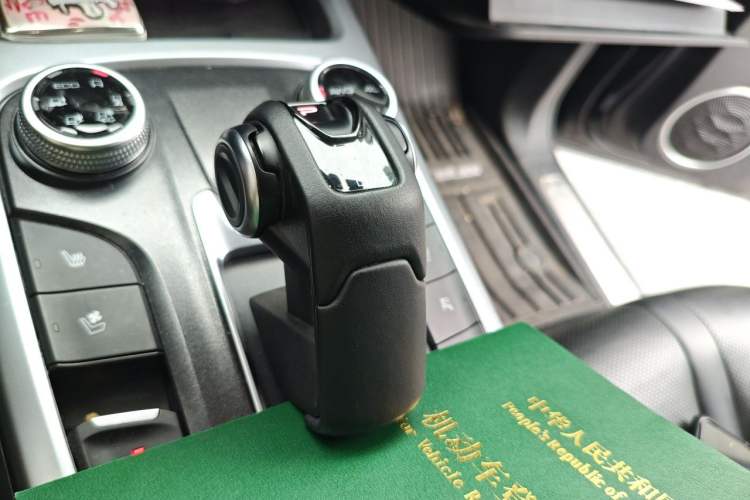 Used Tank 300 2021 City Edition 2.0T—Truly Stylish Gear Lever