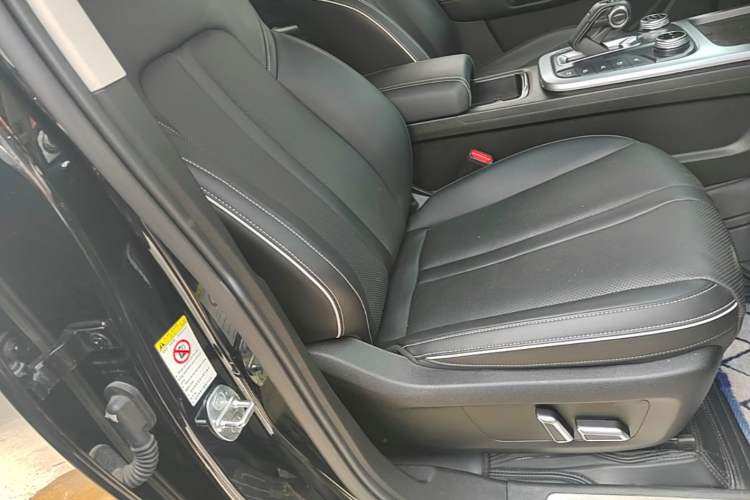 Used Tank 300 2021 City Edition 2.0T—Truly Stylish Right Front Seat