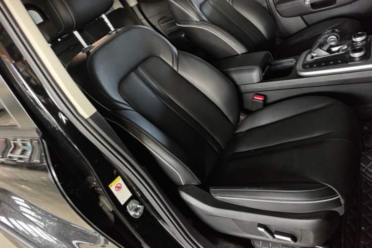 Used Tank 300 2021 City Edition 2.0T—Truly Stylish Right Front Seat