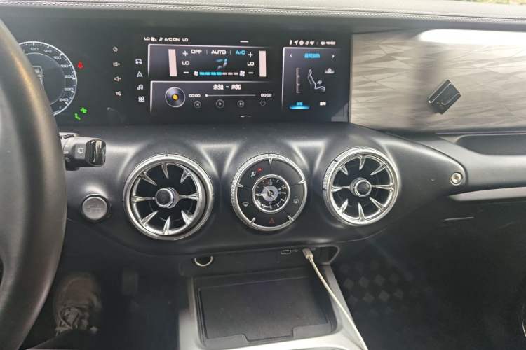 Used Tank 300 2021 City Edition 2.0T—Truly Stylish Audio And AC Panel