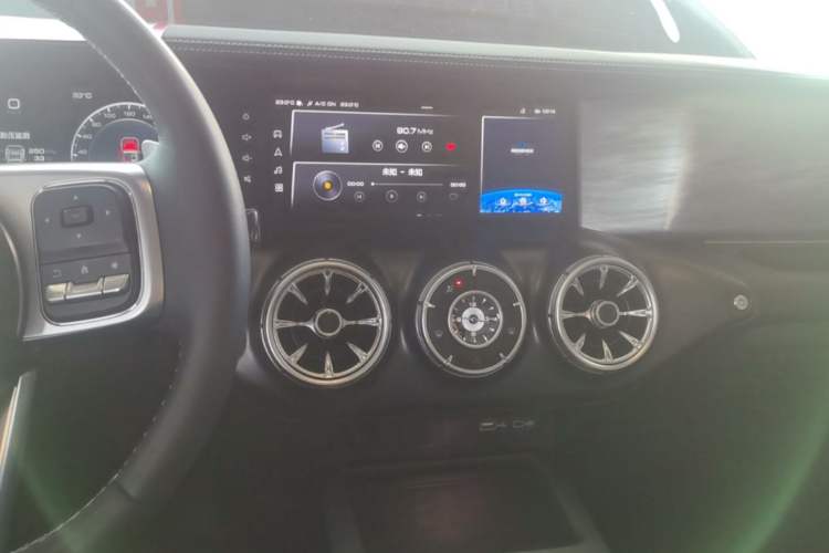 Used Tank 300 2021 City Edition 2.0T—Truly Stylish Audio And AC Panel