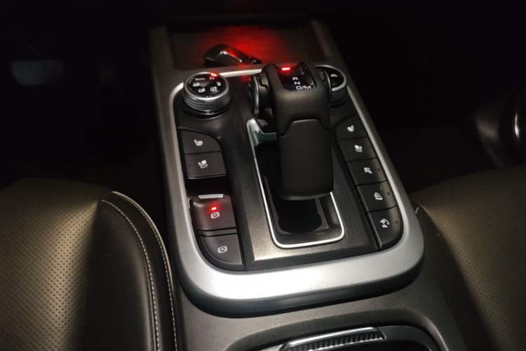 Used Tank 300 2021 City Edition 2.0T—Truly Stylish Gear Lever