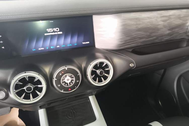 Used Tank 300 2021 City Edition 2.0T—Truly Stylish Audio And AC Panel