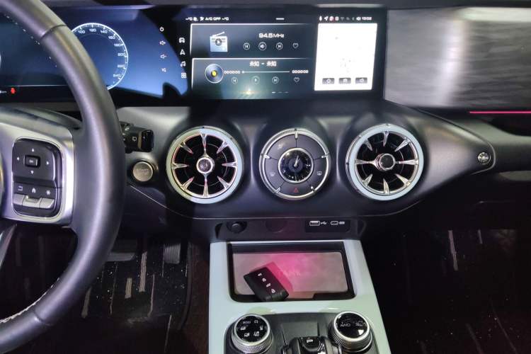 Used Tank 300 2021 City Edition 2.0T—Truly Stylish Audio And AC Panel