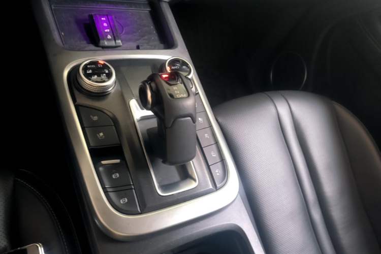 Used Tank 300 2021 City Edition 2.0T—Truly Stylish Gear Lever