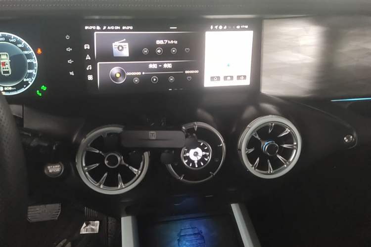 Used Tank 300 2021 City Edition 2.0T—Truly Stylish Audio And AC Panel