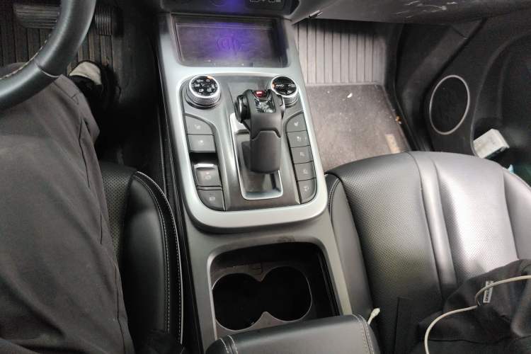 Used Tank 300 2021 City Edition 2.0T—Truly Stylish Gear Lever