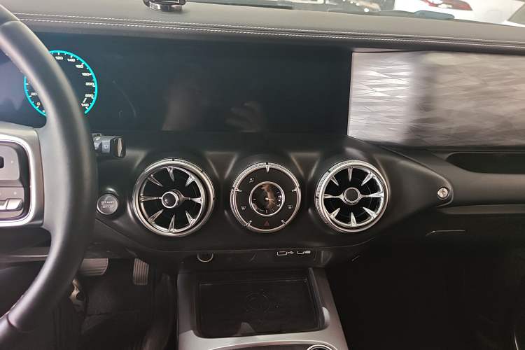 Used Tank 300 2021 City Edition 2.0T—Truly Stylish Audio And AC Panel