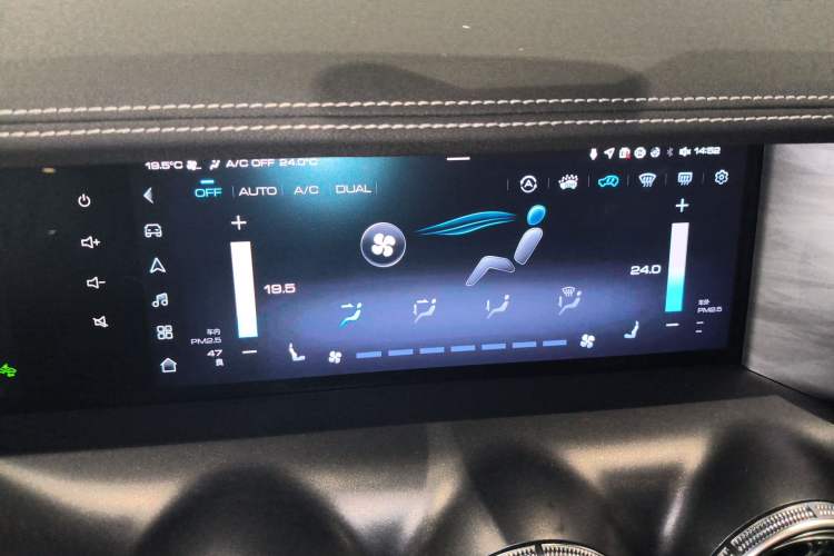Used Tank 300 2021 City Edition 2.0T—Truly Stylish Audio And AC Panel