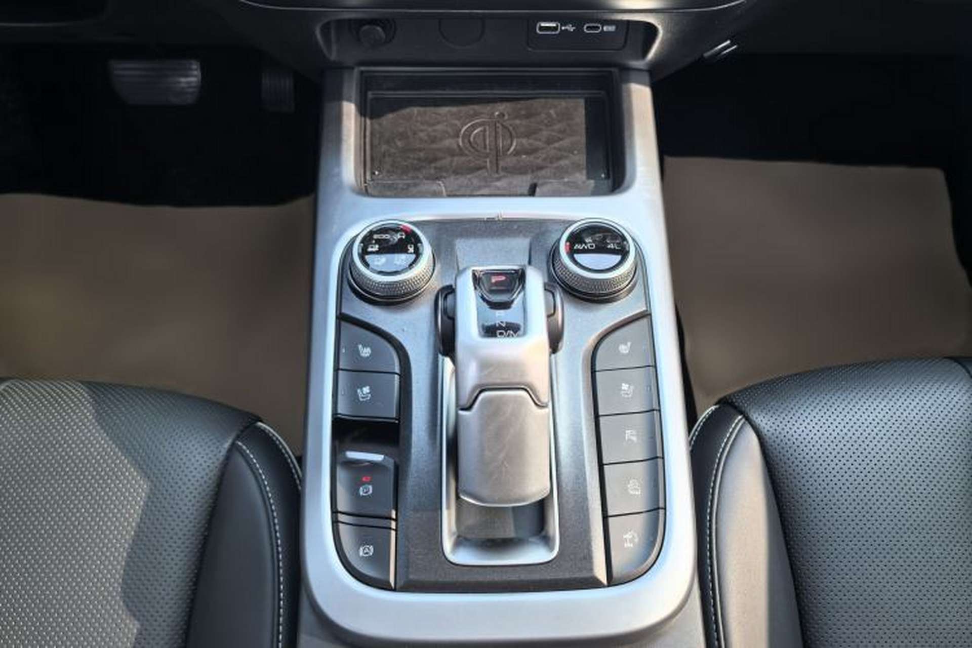 Used Tank 300 2021 City Edition 2.0T—Truly Stylish Gear Lever