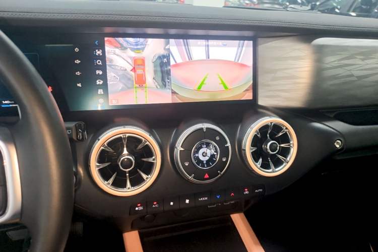 Used Tank 300 2023 City Edition 2.0T—Stylish as Ever Audio And AC Panel