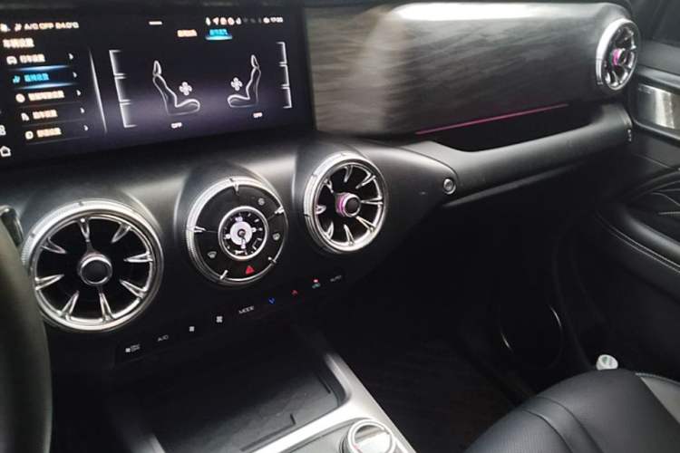 Used Tank 300 2023 City Edition 2.0T—Stylish as Ever Audio And AC Panel