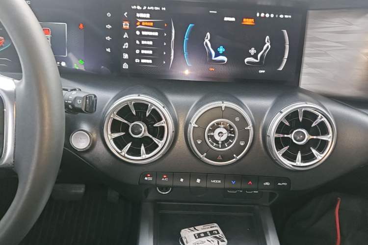 Used Tank 300 2023 City Edition 2.0T—Stylish as Ever Audio And AC Panel