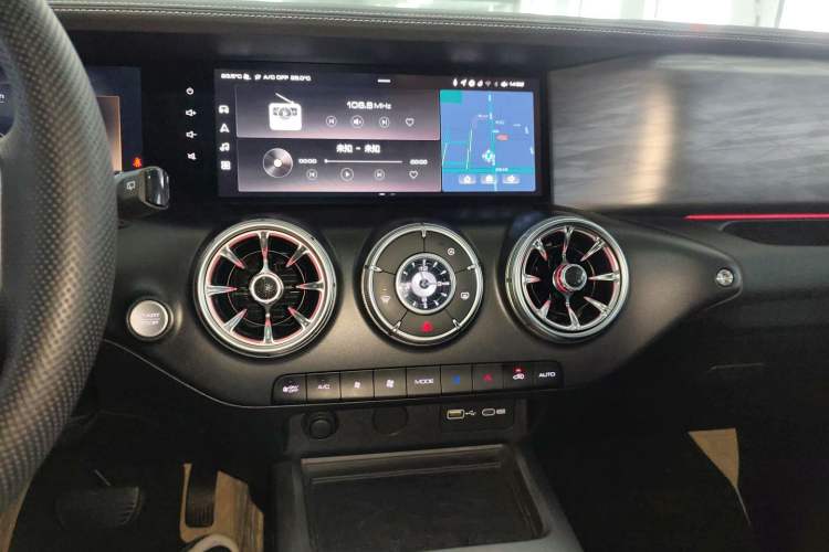 Used Tank 300 2023 City Edition 2.0T—Stylish as Ever Audio And AC Panel