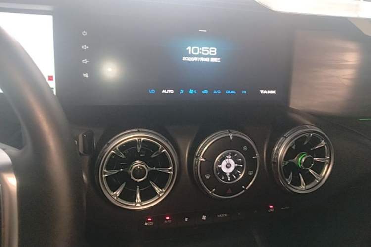 Used Tank 300 2023 City Edition 2.0T—Stylish as Ever Audio And AC Panel