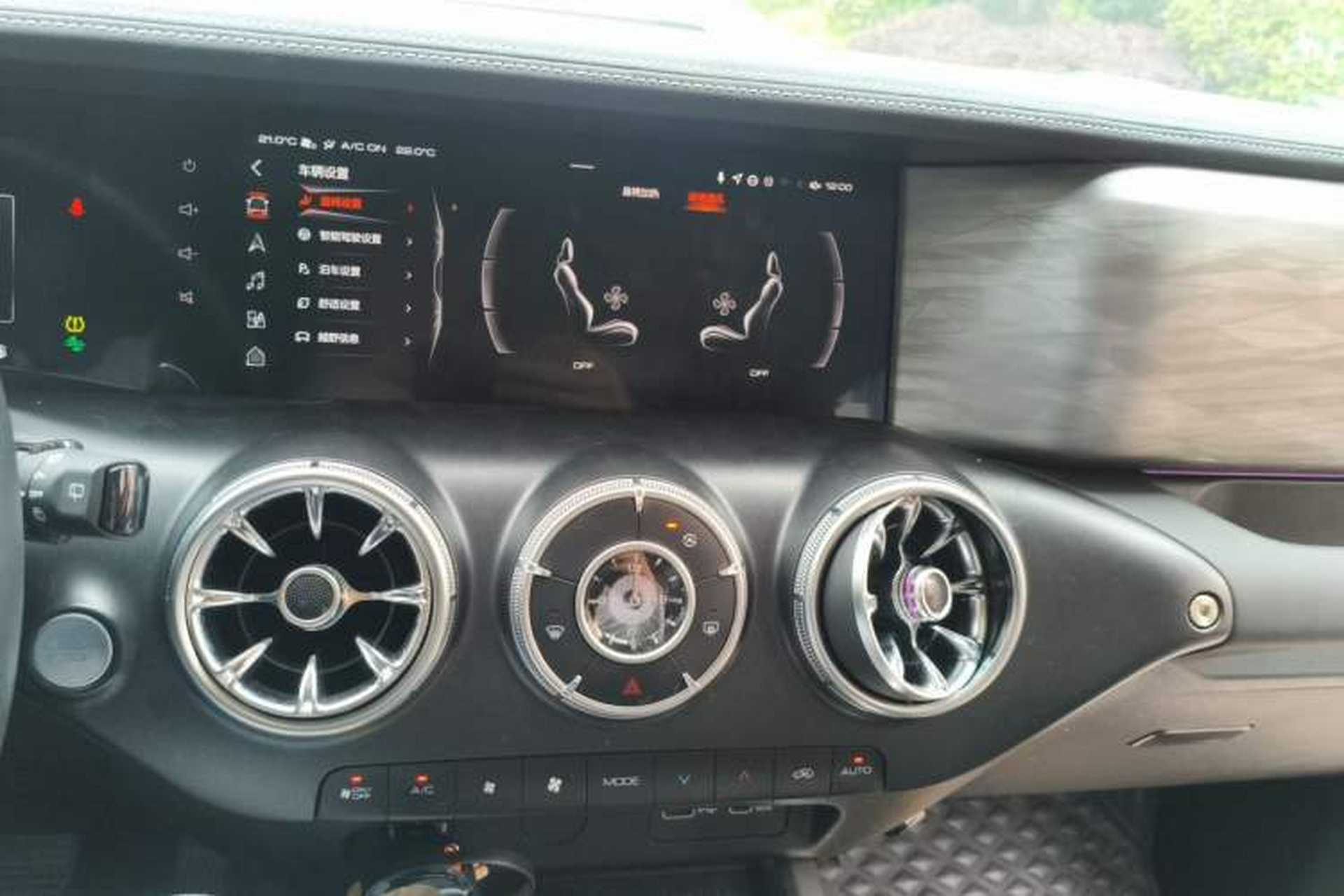 Used Tank 300 2023 City Edition 2.0T—Stylish as Ever Audio And AC Panel
