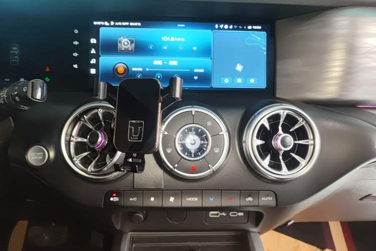 Used Tank 300 2023 City Edition 2.0T—Stylish as Ever Audio And AC Panel