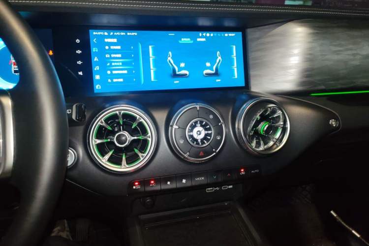 Used Tank 300 2023 City Edition 2.0T—Stylish as Ever Audio And AC Panel