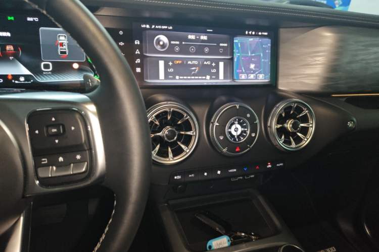 Used Tank 300 2023 City Edition 2.0T—Stylish as Ever Audio And AC Panel