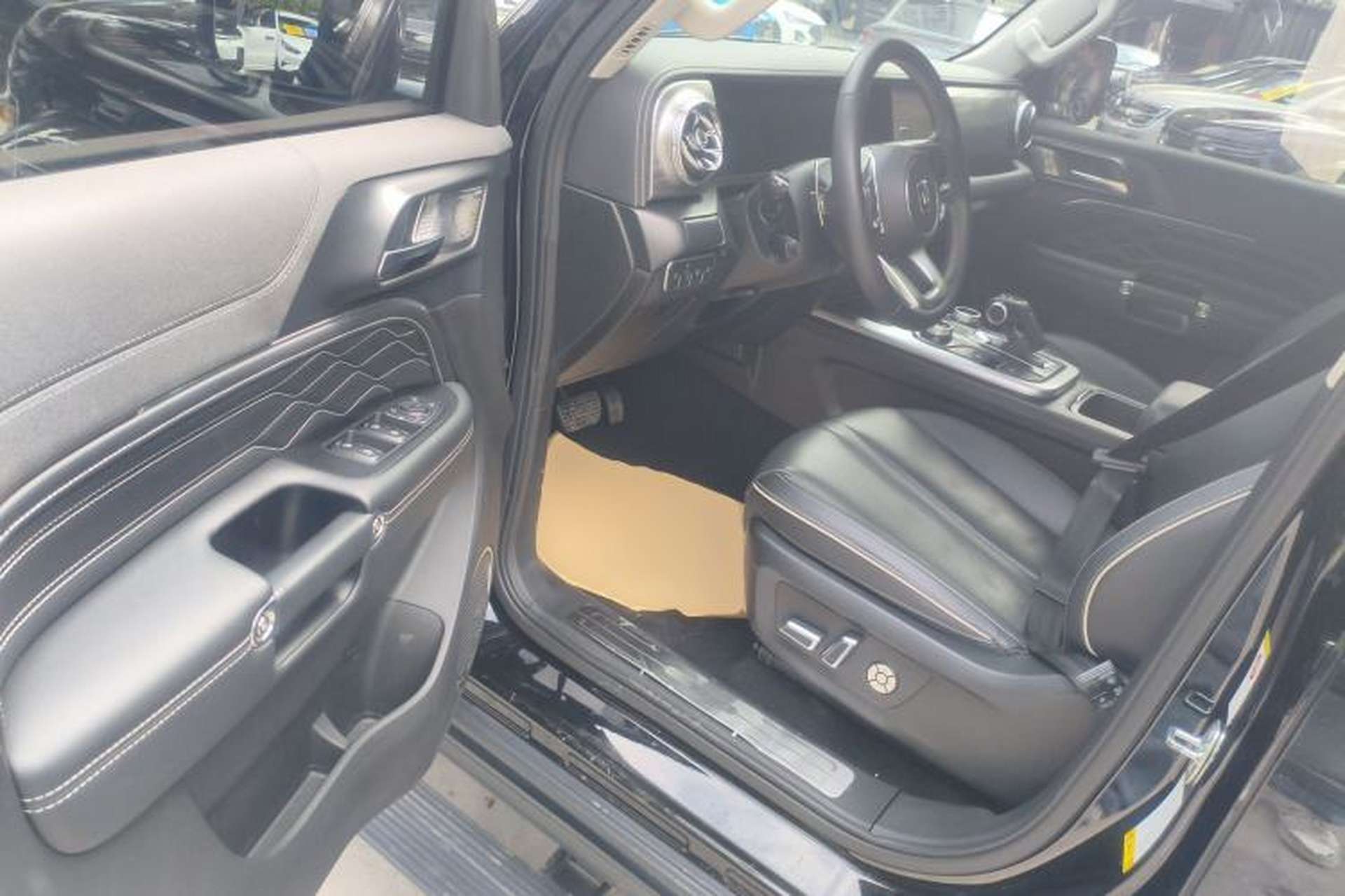 Used Tank 300 2023 City Edition 2.0T—Stylish as Ever Driver Seat