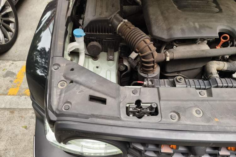 Used Tank 300 2023 City Edition 2.0T—Stylish as Ever Engine Bay Right