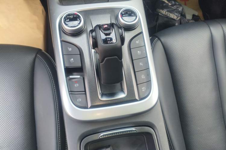 Used Tank 300 2023 City Edition 2.0T—Stylish as Ever Gear Lever