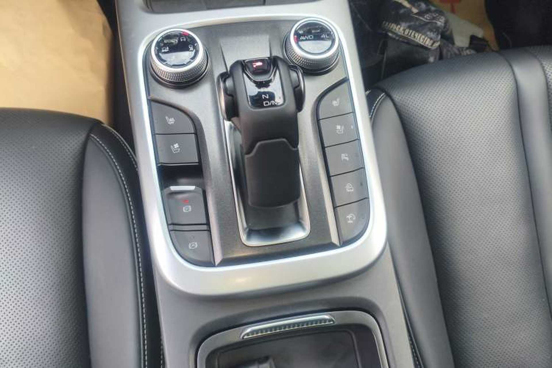 Used Tank 300 2023 City Edition 2.0T—Stylish as Ever Gear Lever