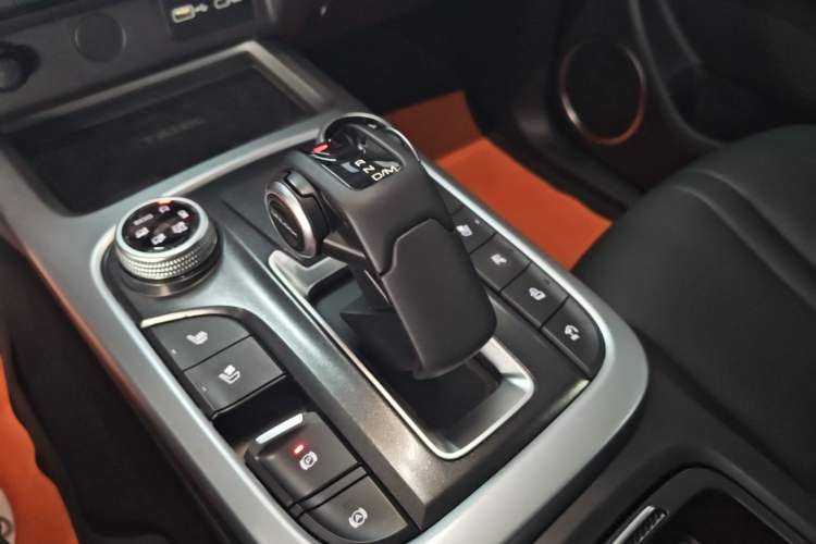 Used Tank 300 2023 City Edition 2.0T—Stylish as Ever Gear Lever