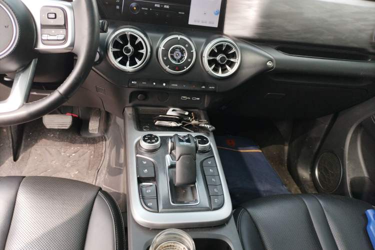 Used Tank 300 2023 City Edition 2.0T—Stylish as Ever Gear Lever