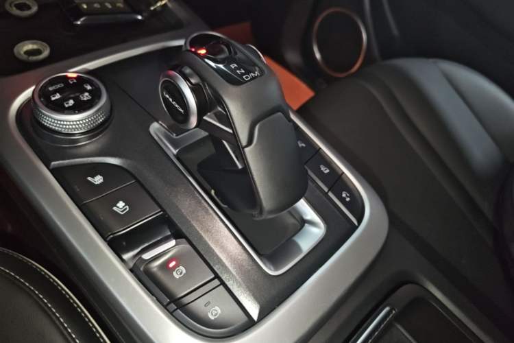 Used Tank 300 2023 City Edition 2.0T—Stylish as Ever Gear Lever