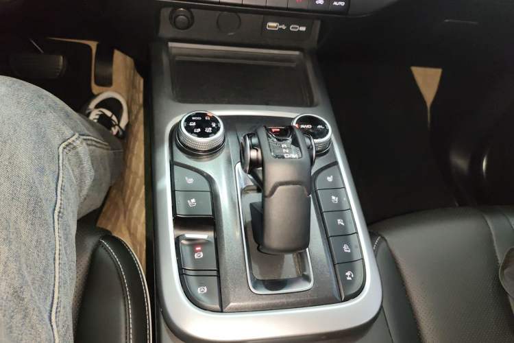 Used Tank 300 2023 City Edition 2.0T—Stylish as Ever Gear Lever