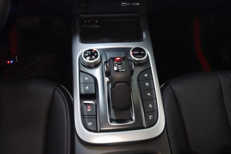 Used Tank 300 2023 City Edition 2.0T—Stylish as Ever Gear Lever