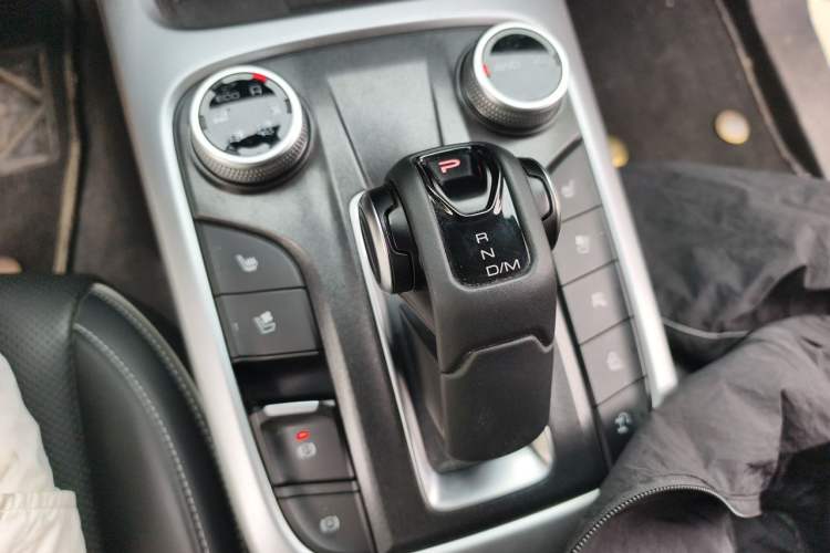 Used Tank 300 2023 City Edition 2.0T—Stylish as Ever Gear Lever